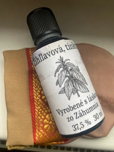 Žihľavová tinktúra v 30ml fľaštičke, tradičný bylinný extrakt pre vitalitu.