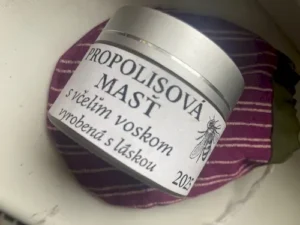 Domáca propolisová masť v sklenenom tégliku, prírodná starostlivosť o pokožku.