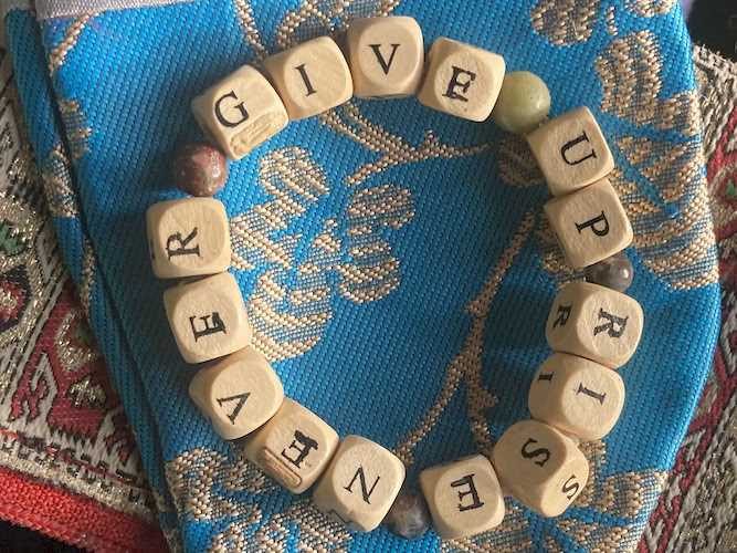 Motivačný náramok z drevených kociek s nápisom GIVE UP NEVER