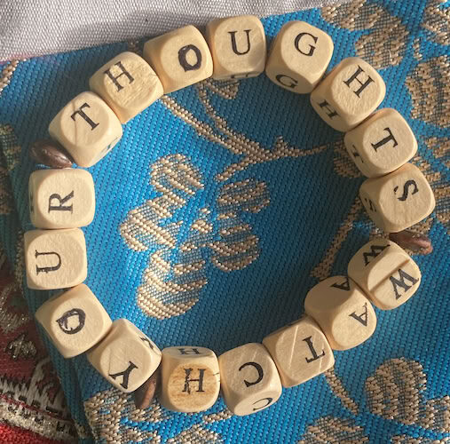 Motivačný náramok z drevených kociek s nápisom WATCH YOUR THOUGHTS a ochrannými minerálmi.