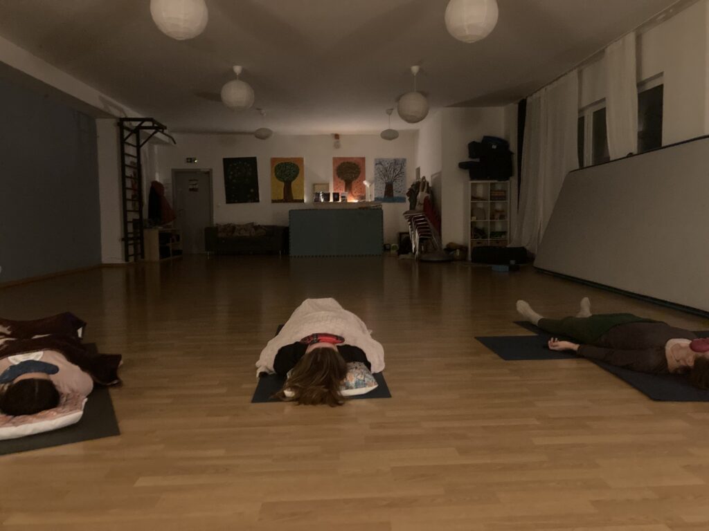 jogovy-spanok-relaxacia-zilina Účastníci ležia v hlbokej relaxácii počas jogového spánku UniJóga.